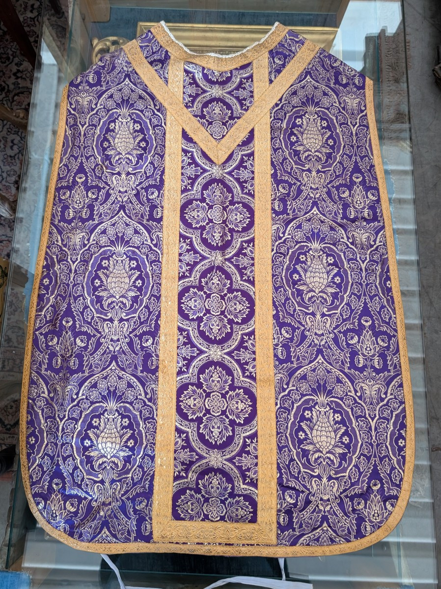 Refined Purple Ecclesiastical Chasuble In Damask With Golden Galloon – Italy, Ca. 1930