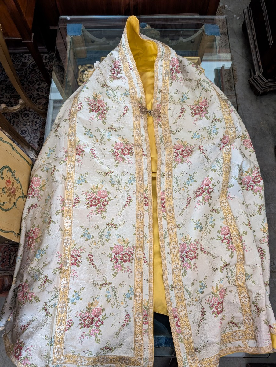 Ecclesiastical Chasuble Cloak In Floral Brocade – Early 20th Century