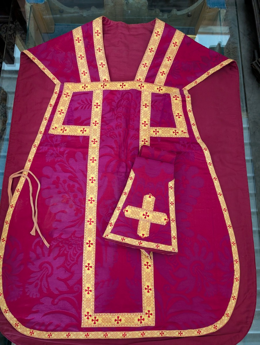 Planète ecclésiastique en damas rouge avec galons dorés-photo-2