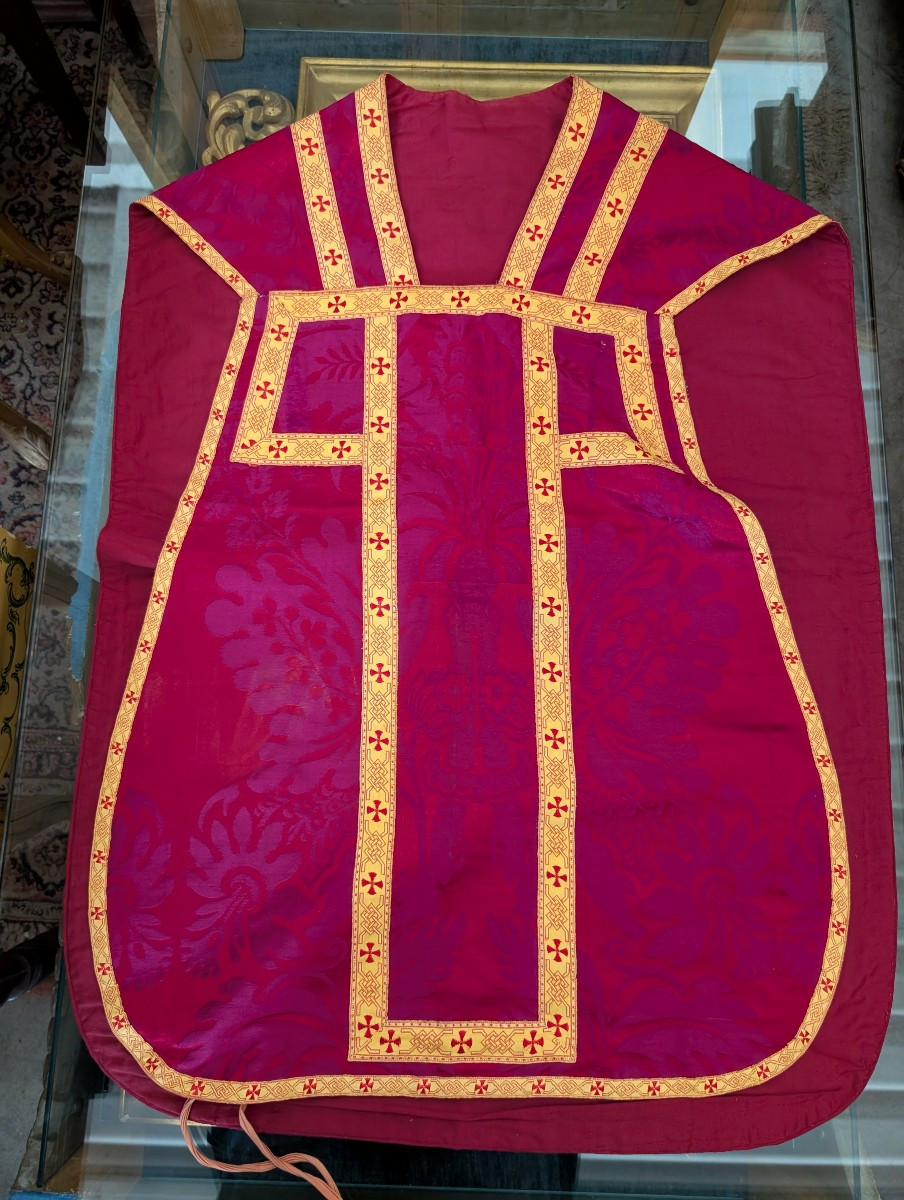 Planète ecclésiastique en damas rouge avec galons dorés