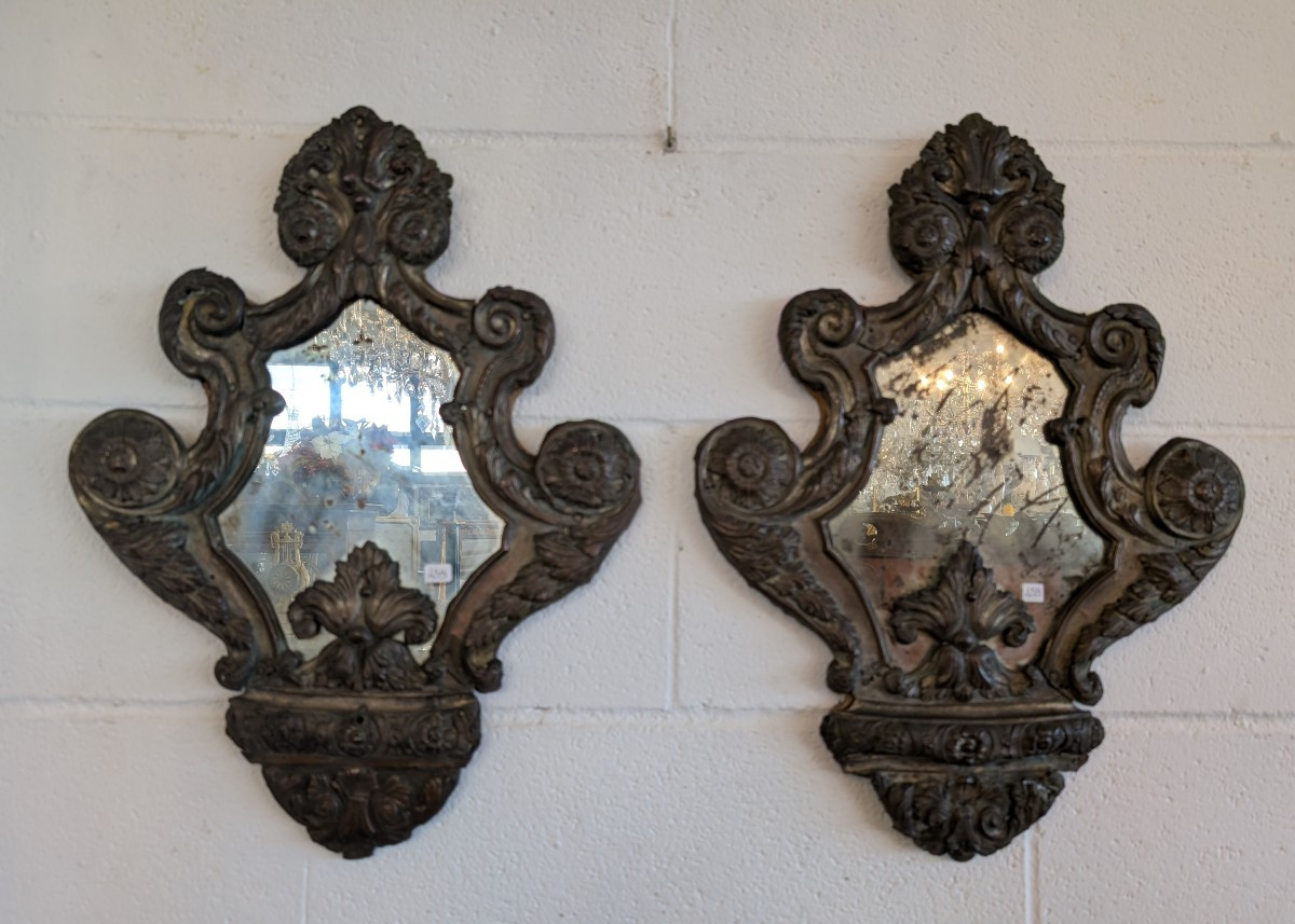 Paire de miroirs en cuivre repoussé et argenté Fin du XIXe siècle