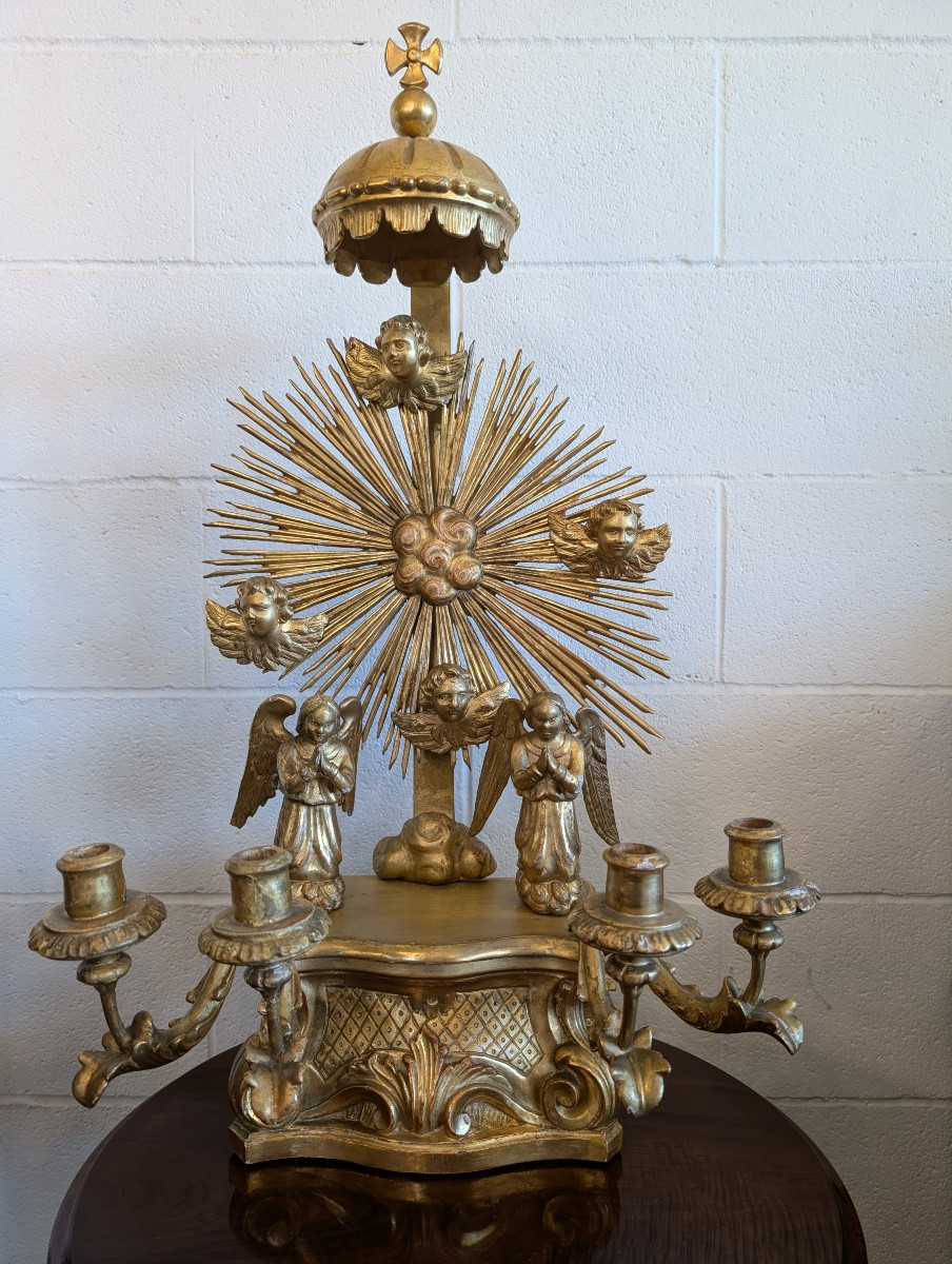 Petit autel de dévotion en bois sculpté et doré à la feuille d’or