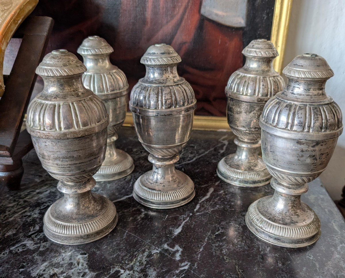 Lot de cinq porte-palmes liturgiques en métal argenté – Art sacré, XIXe siècle