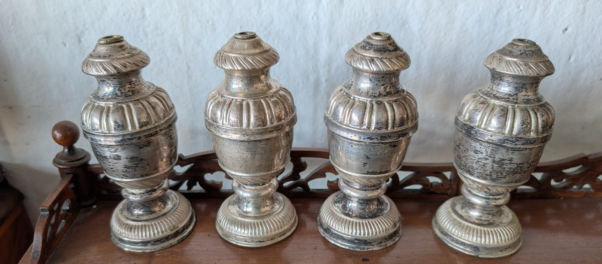 Suite de Quatre Porte-Palmes d’Autel en Métal Argenté sur Âme en Bois 