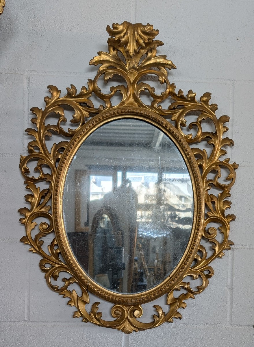 Miroir ovale florentin en bois sculpté et doré à la feuille d’or – milieu XIXe siècle