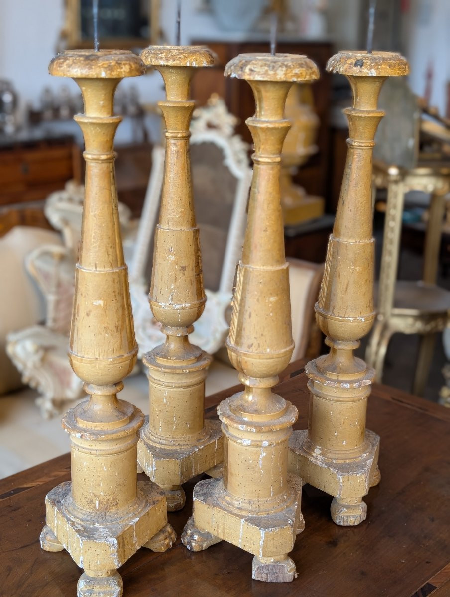 Suite de quatre bougeoirs Louis XVI en bois doré à la mecca, fin XVIIIe siècle-photo-4