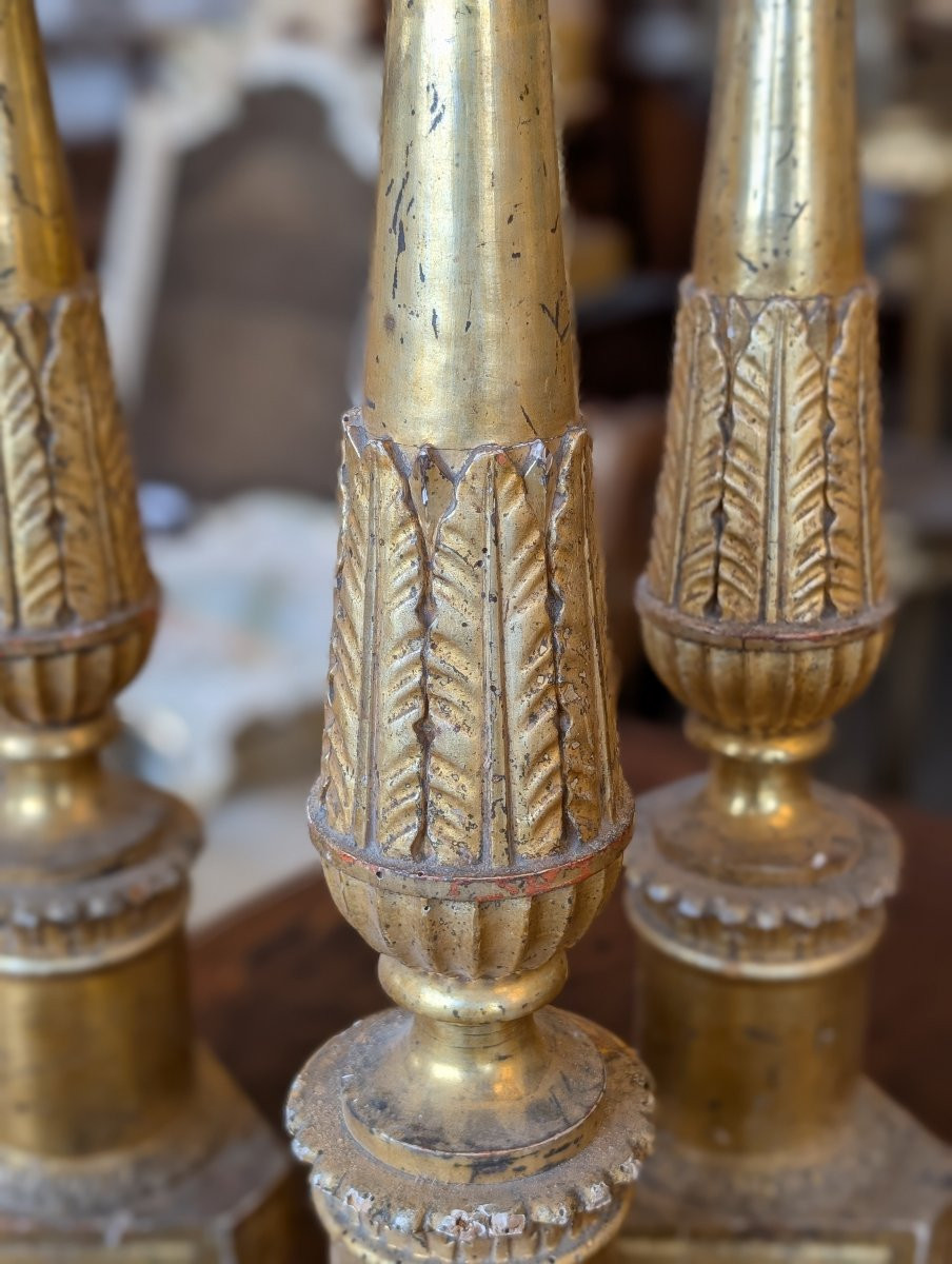 Suite de quatre bougeoirs Louis XVI en bois doré à la mecca, fin XVIIIe siècle-photo-1