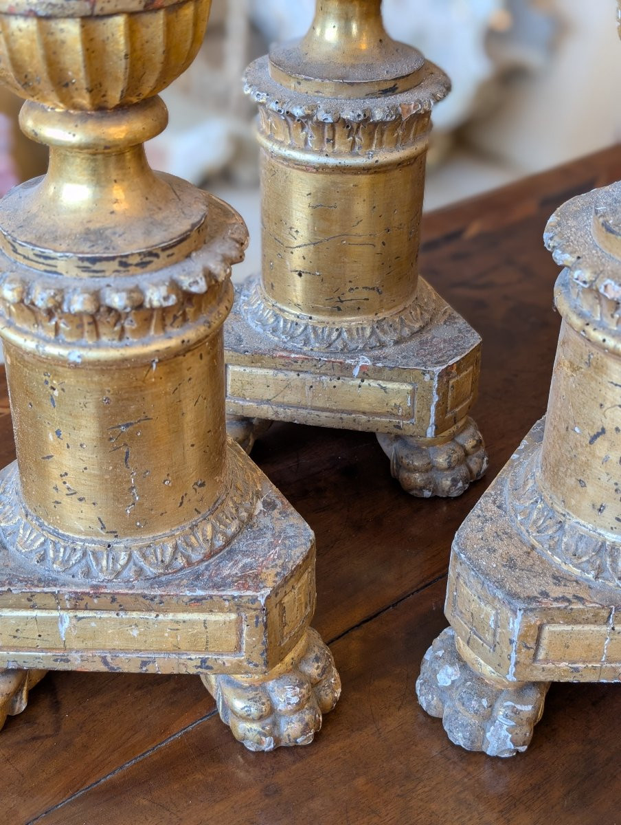 Suite de quatre bougeoirs Louis XVI en bois doré à la mecca, fin XVIIIe siècle-photo-2