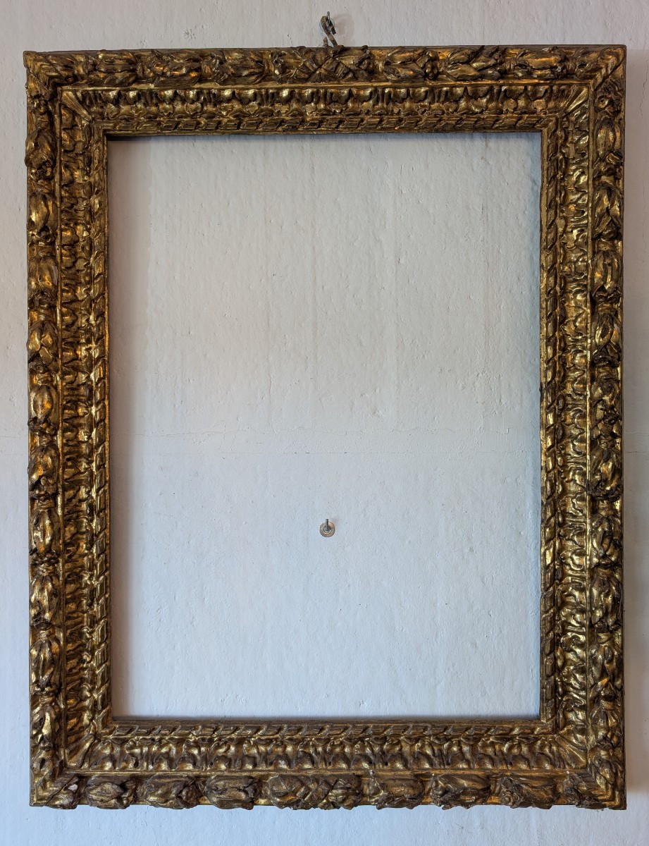 Important cadre italien du XVIIe siècle en bois sculpté et doré, entièrement d’origine.
