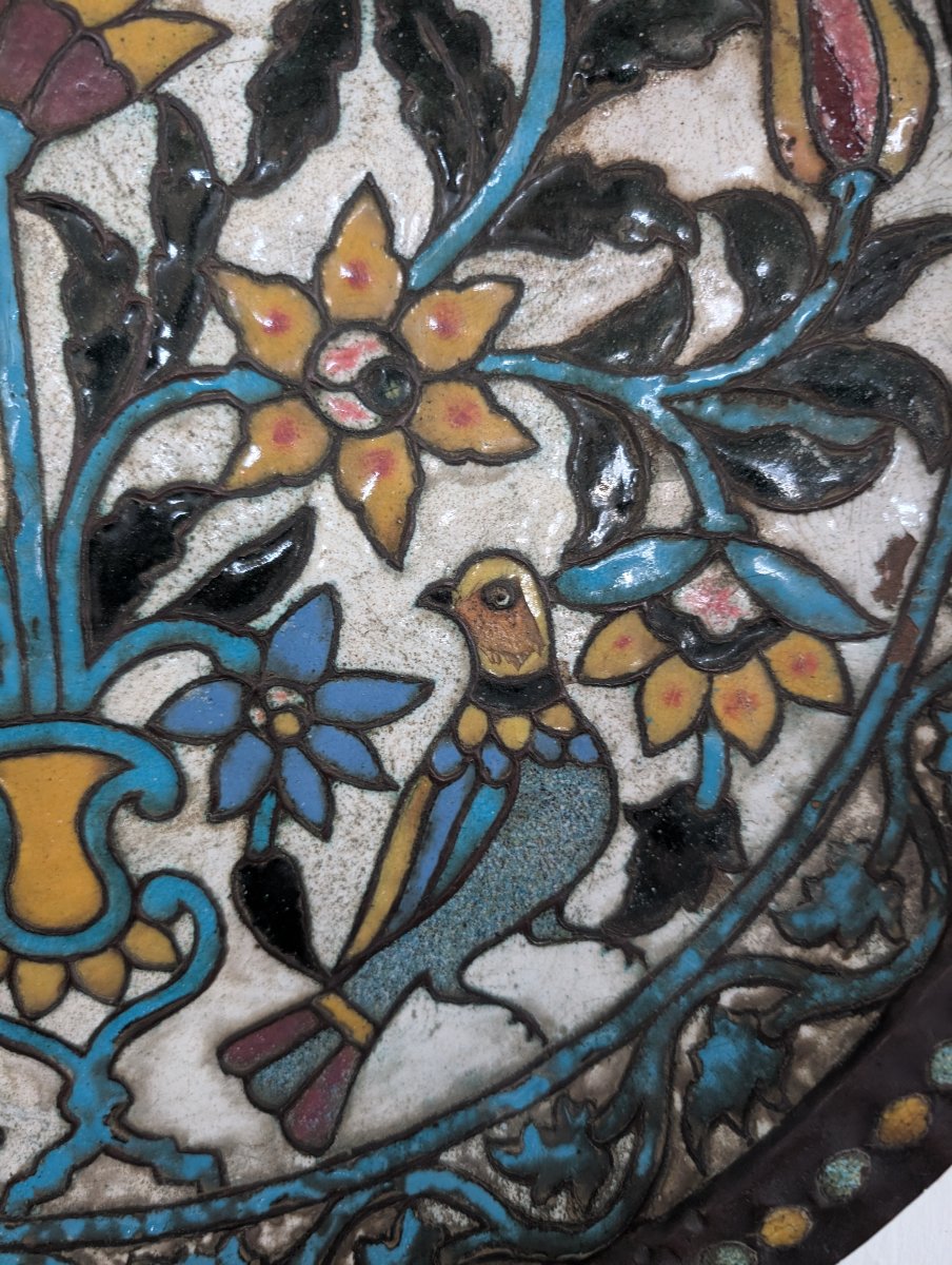 Grand plat persan en cuivre repoussé et polychrome, XIXe siècle-photo-2