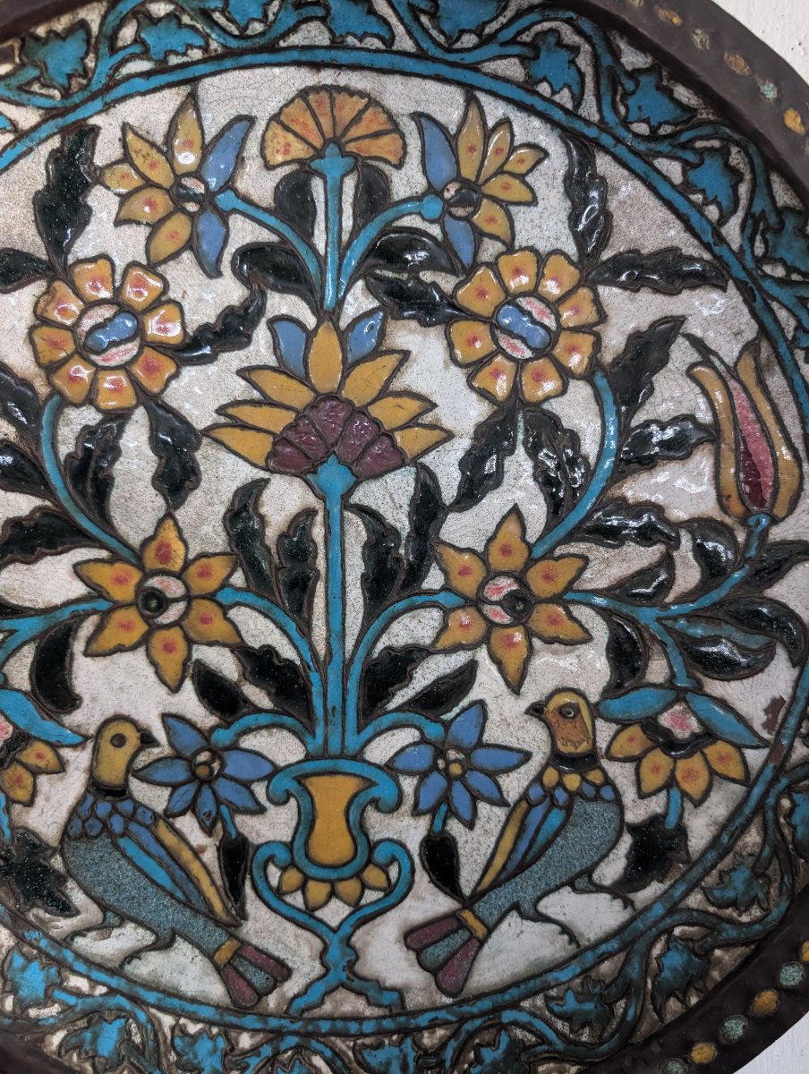 Grand plat persan en cuivre repoussé et polychrome, XIXe siècle-photo-3