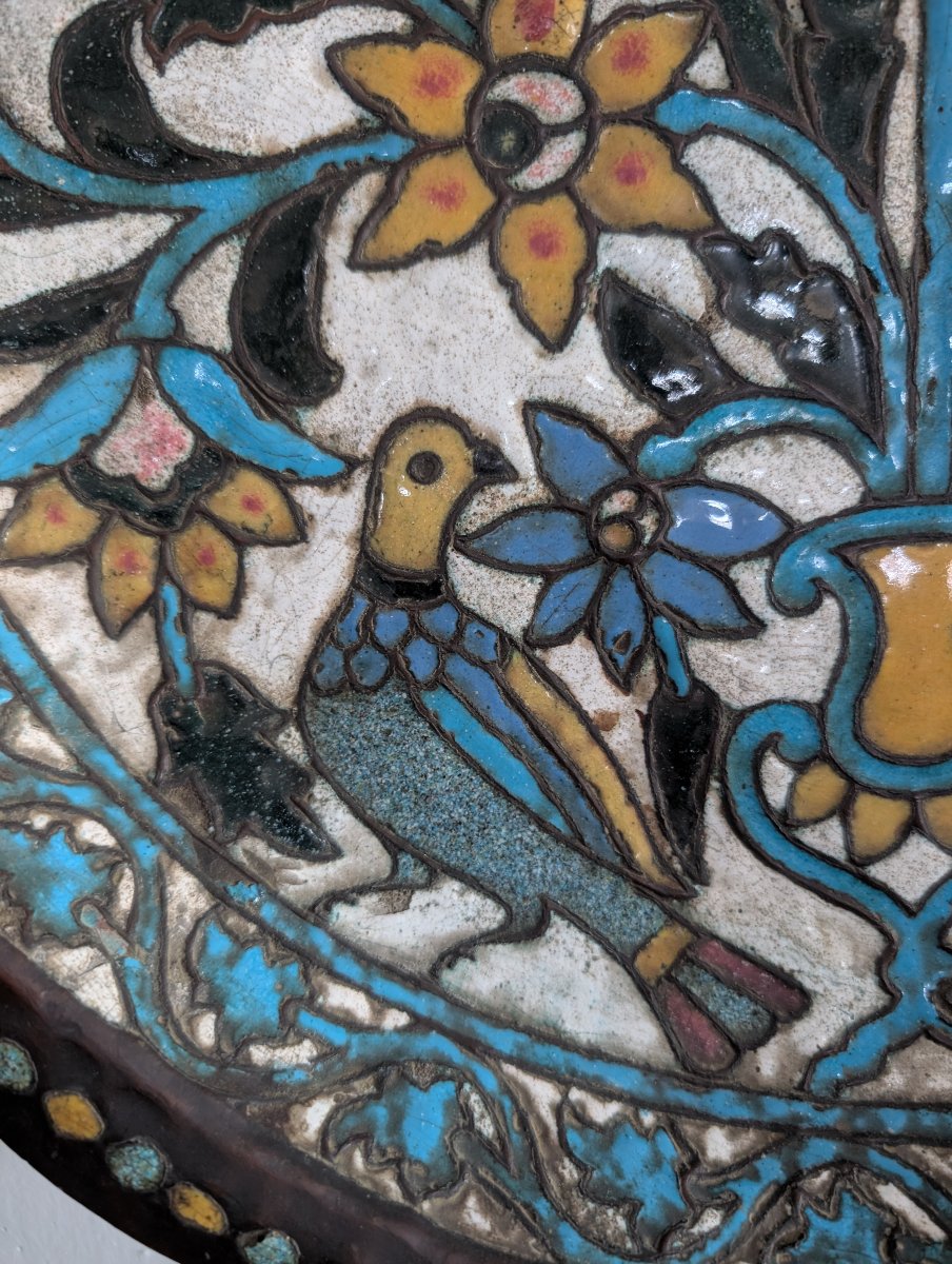 Grand plat persan en cuivre repoussé et polychrome, XIXe siècle-photo-1