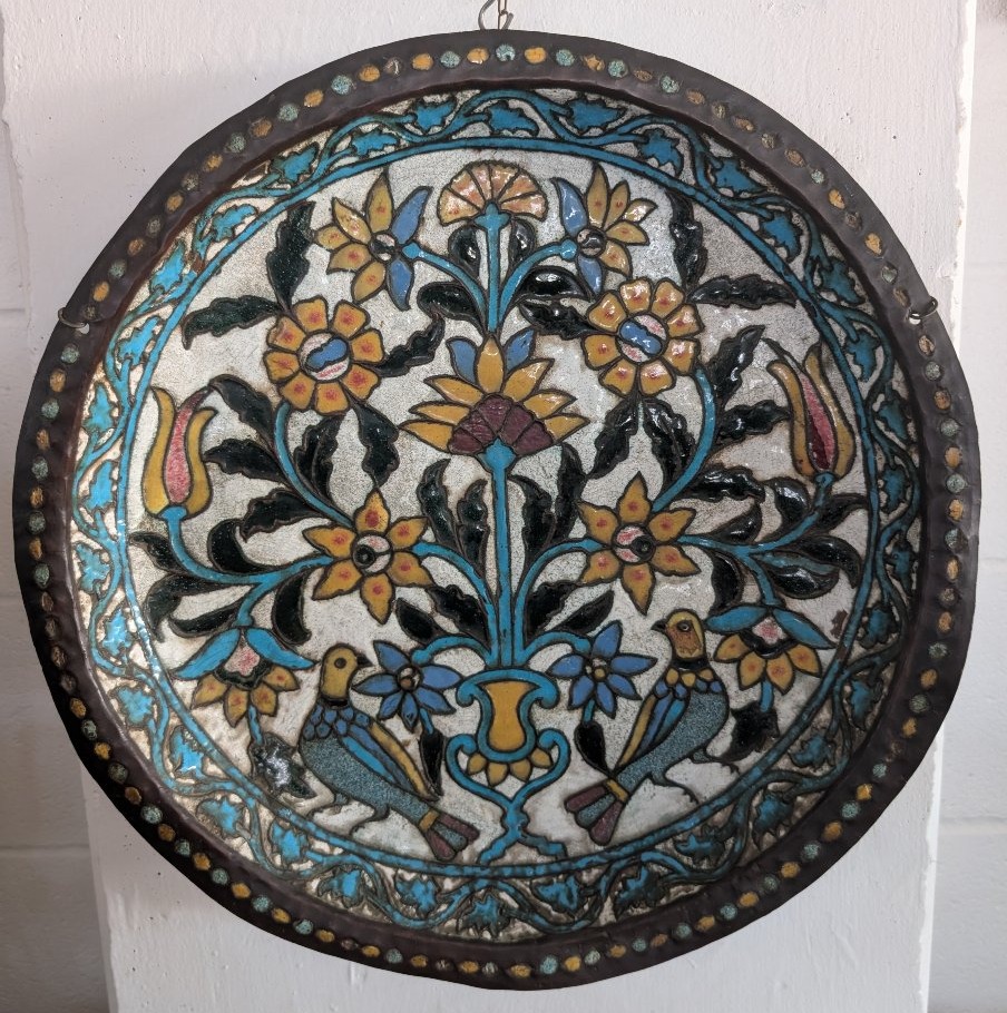 Grand plat persan en cuivre repoussé et polychrome, XIXe siècle-photo-2