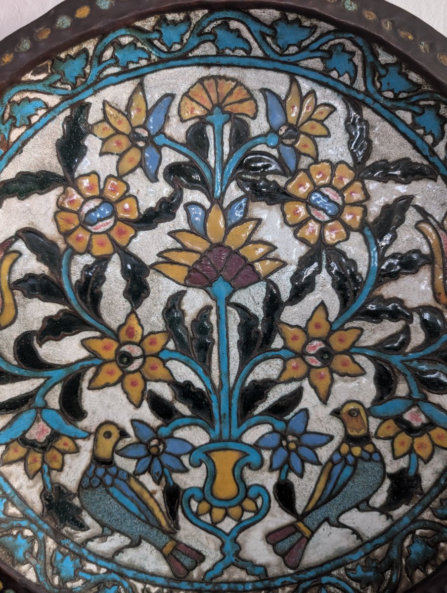 Grand plat persan en cuivre repoussé et polychrome, XIXe siècle-photo-3