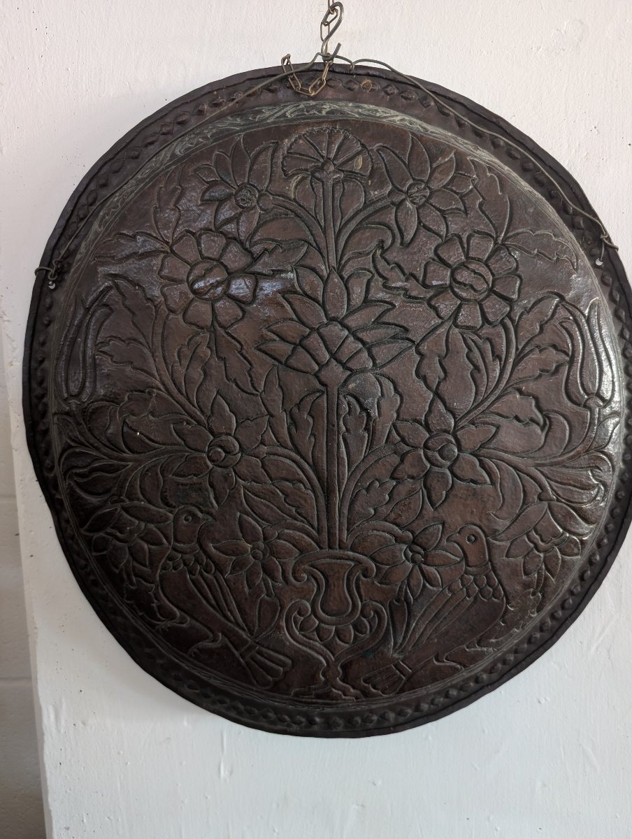 Grand plat persan en cuivre repoussé et polychrome, XIXe siècle-photo-4