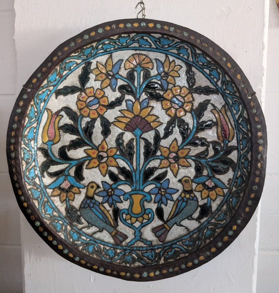 Grand plat persan en cuivre repoussé et polychrome, XIXe siècle