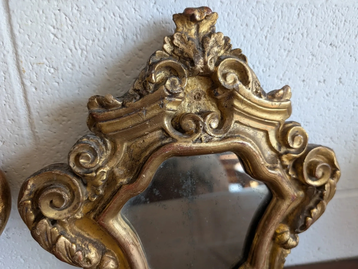 Paire de petits miroirs génois de style Louis XV en bois sculpté et doré – XVIIIe siècle-photo-1