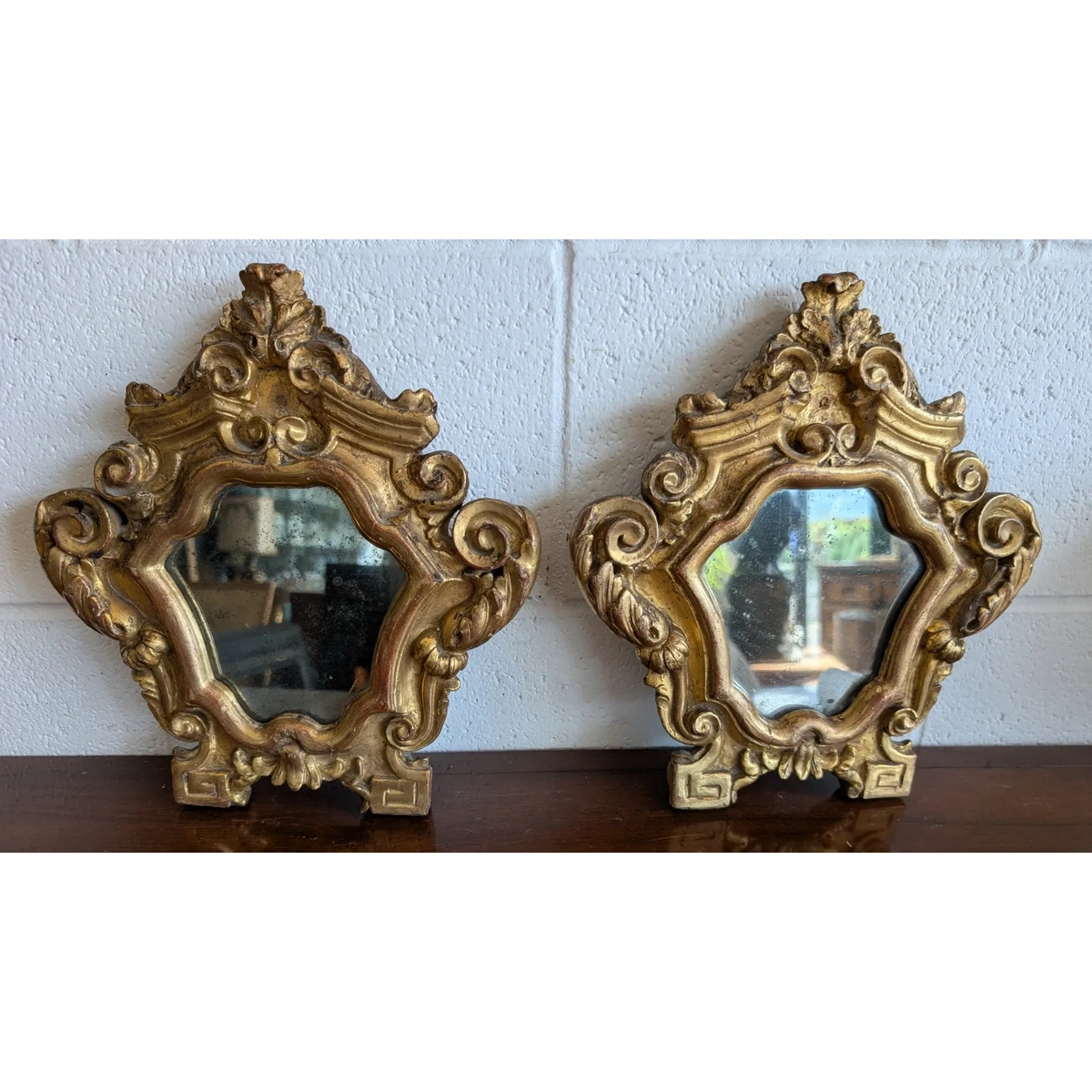Paire de petits miroirs génois de style Louis XV en bois sculpté et doré – XVIIIe siècle