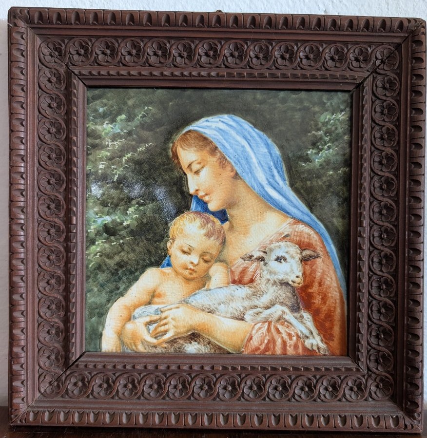 Plaque en faïence Molaroni, Pesaro – Vierge à l'Enfant avec l'Agneau Début du XXᵉ siècle-photo-3