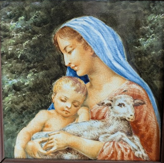 Plaque en faïence Molaroni, Pesaro – Vierge à l'Enfant avec l'Agneau Début du XXᵉ siècle-photo-3