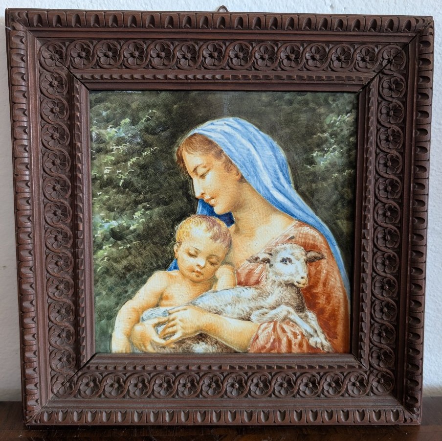 Plaque en faïence Molaroni, Pesaro – Vierge à l'Enfant avec l'Agneau Début du XXᵉ siècle-photo-4
