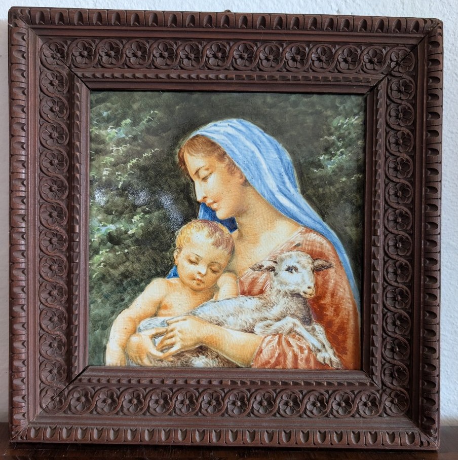 Plaque en faïence Molaroni, Pesaro – Vierge à l'Enfant avec l'Agneau Début du XXᵉ siècle-photo-5