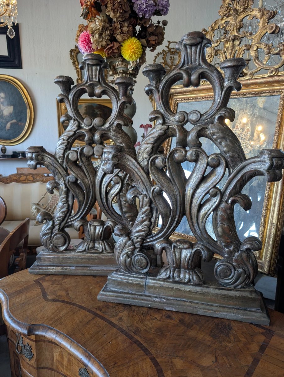 Paire de chandeliers d'autel à cinq branches en bois sculpté et argenté – Toscane, XVIIIe siècle-photo-7