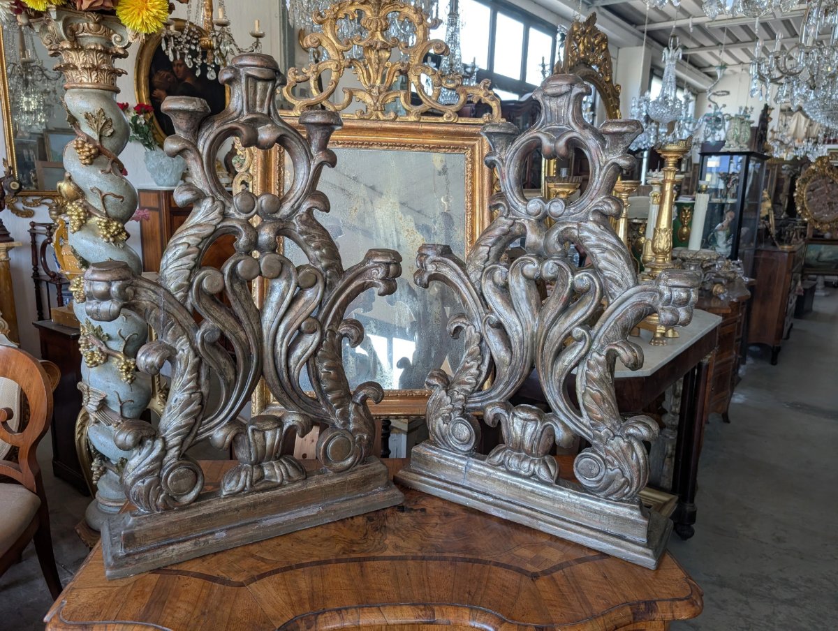 Paire de chandeliers d'autel à cinq branches en bois sculpté et argenté – Toscane, XVIIIe siècle