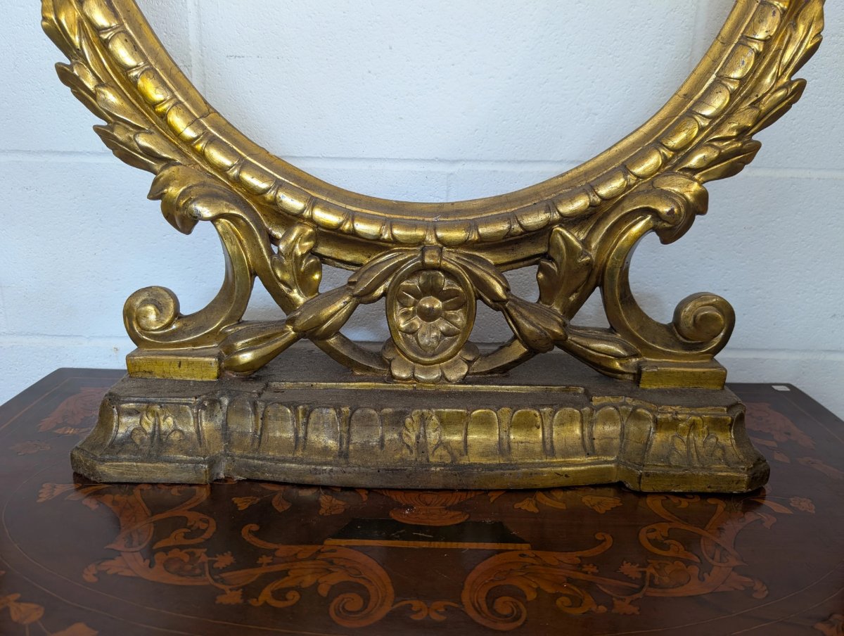 Oval Tabletop Picture Frame Made Of Carved And Gilded Wood-photo-2