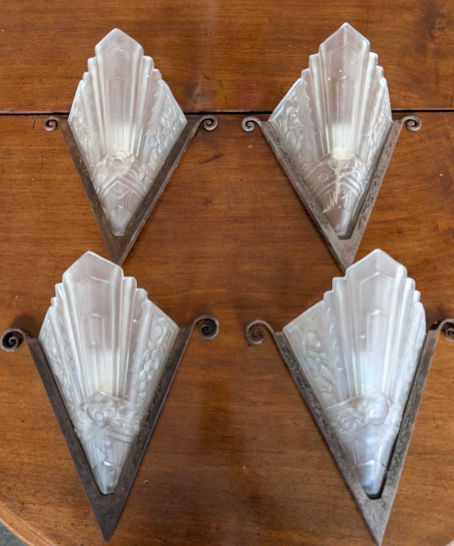 Quatre appliques Art Déco en fer et verre pressé satiné – années 1940