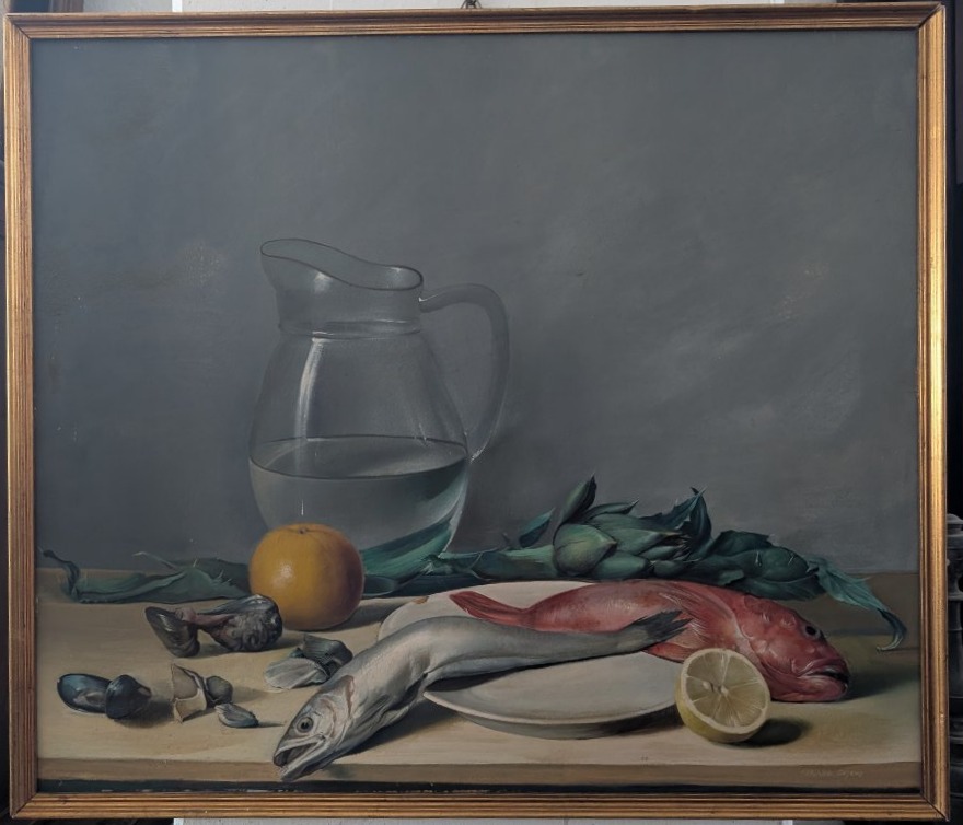 Nature morte aux poissons, artichauts et pichet en verre – XXe siècle