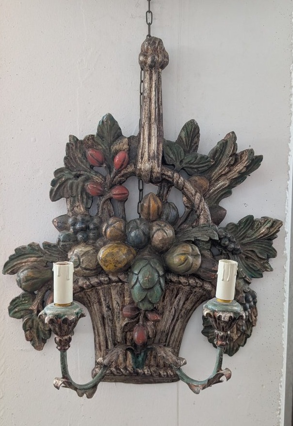 Paire d'appliques en bois sculpté, argenté et polychrome – Milieu du XXe siècle-photo-1