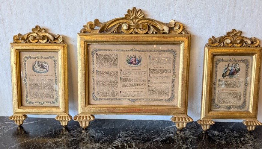 Ensemble de trois canons d'autel en bois sculpté et doré à la feuille d'or – Style Louis XVI – -photo-4