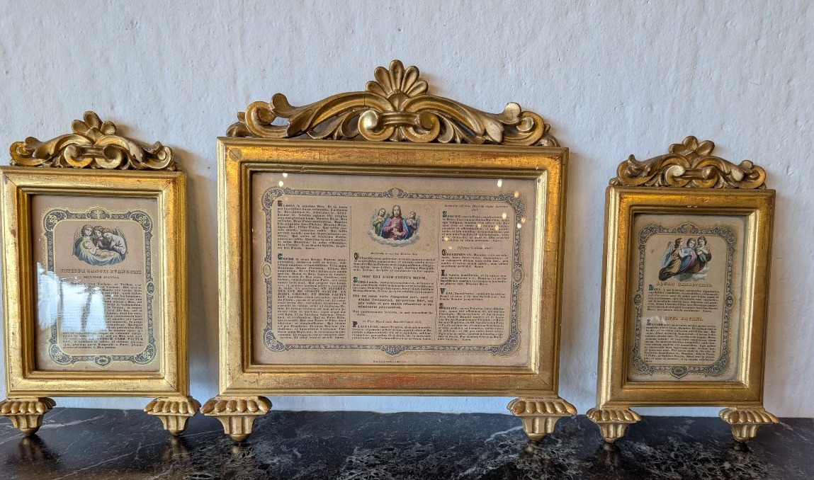 Ensemble de trois canons d'autel en bois sculpté et doré à la feuille d'or – Style Louis XVI – 