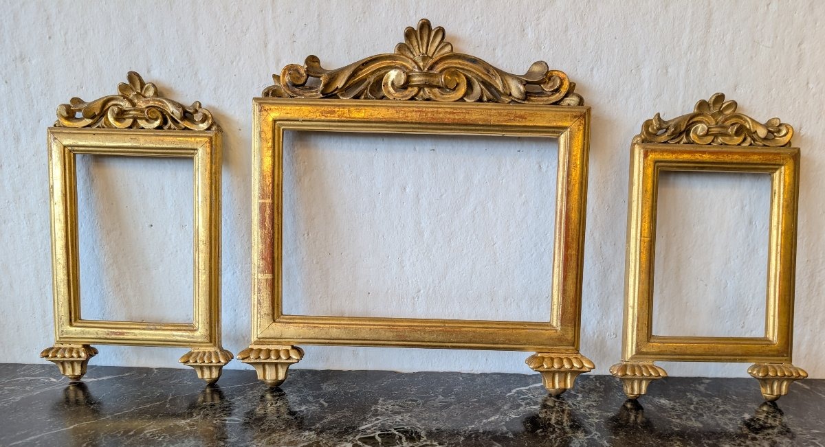 Ensemble de trois cadres pour canons d'autel en bois sculpté et doré à la feuille d'or 