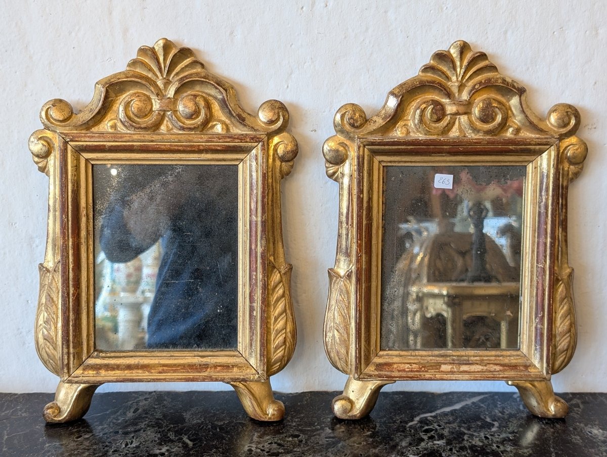 Paire de petits miroirs en bois sculpté et doré à la feuille d'or – Début du XIXe siècle