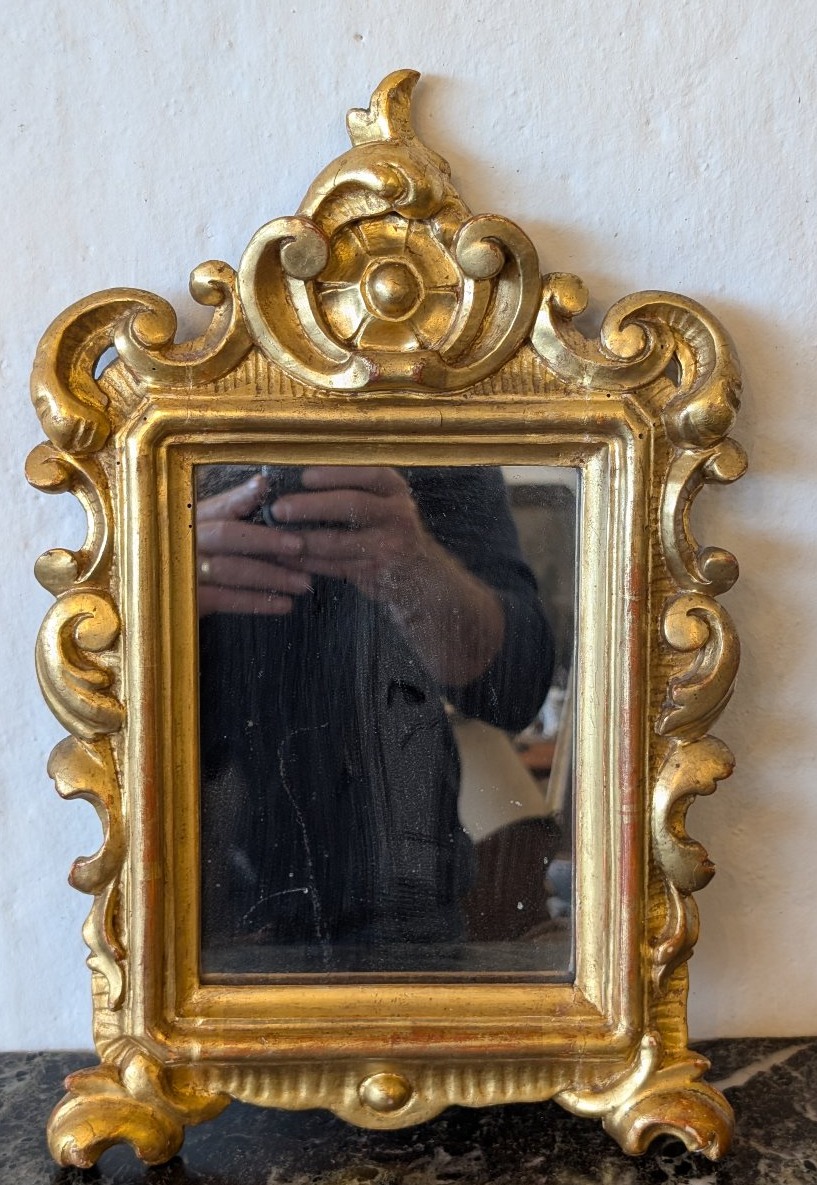 Petit miroir en bois sculpté et doré à la feuille d'or – Début du XIXe siècle