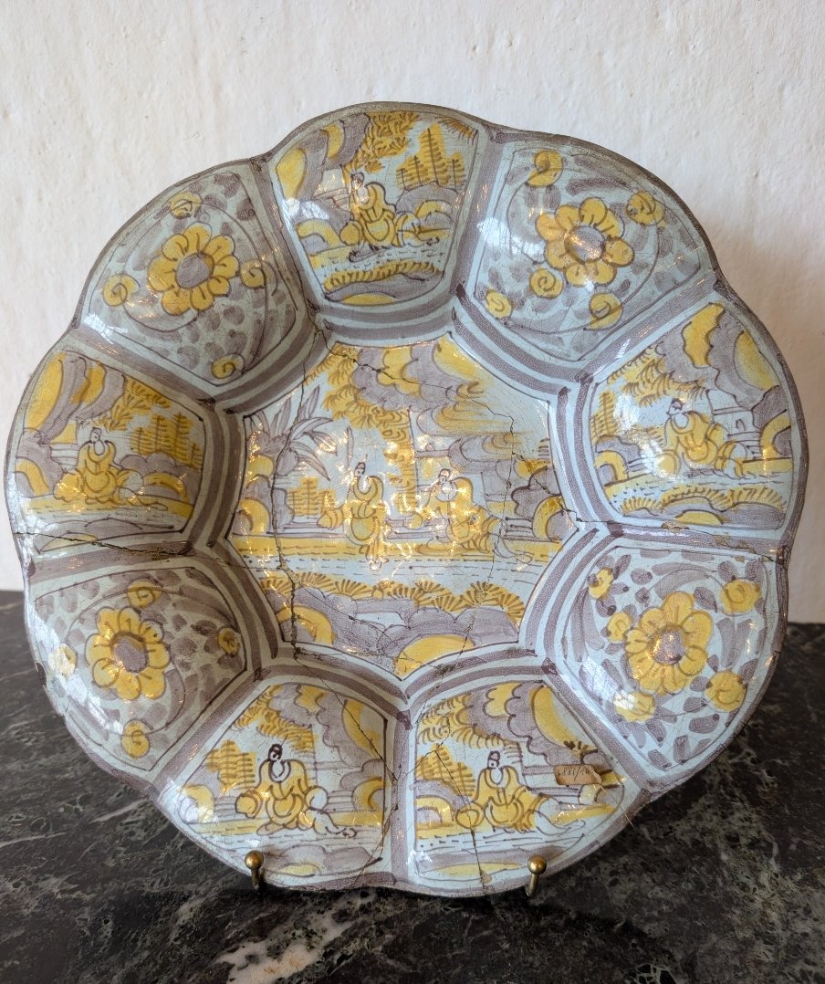 Large Polychrome Majolica Plate – Central Italy, 17th Century