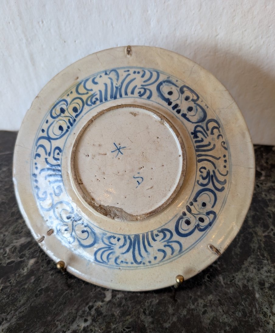 Decorated 17th-century Italian Majolica Plate-photo-2