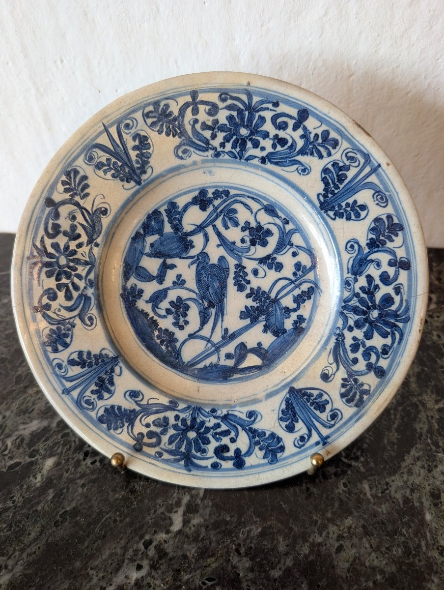 Decorated 17th-century Italian Majolica Plate