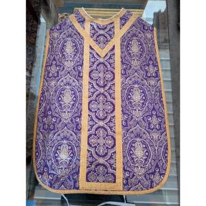  Refined Purple Ecclesiastical Chasuble In Damask With Golden Galloon – Italy, Ca. 1930