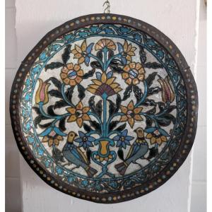 Grand plat persan en cuivre repoussé et polychrome, XIXe siècle