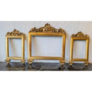 Ensemble de trois cadres pour canons d'autel en bois sculpté et doré à la feuille d'or