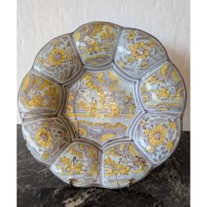 Large Polychrome Majolica Plate – Central Italy, 17th Century