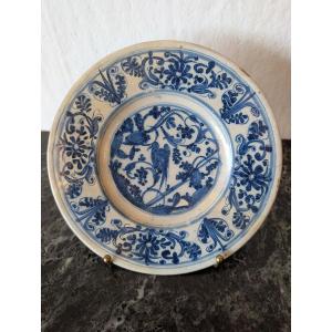 Decorated 17th-century Italian Majolica Plate