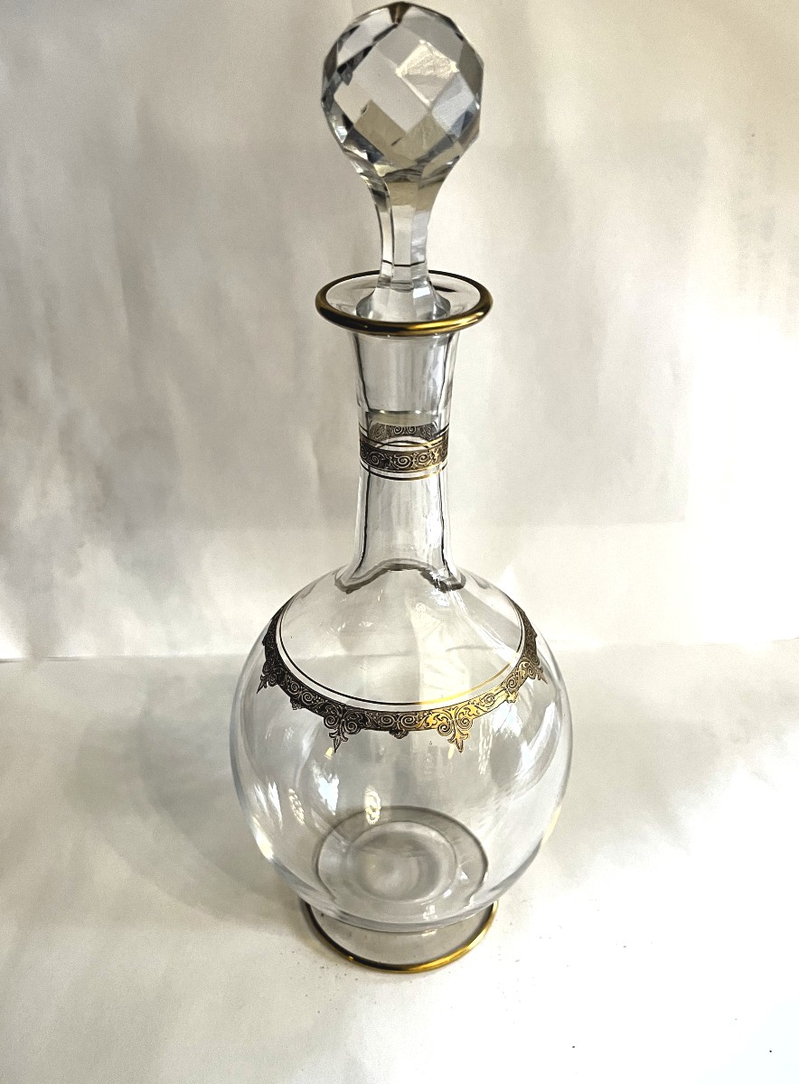 Carafe en cristal, décor or en relief, probablement Saint-Louis