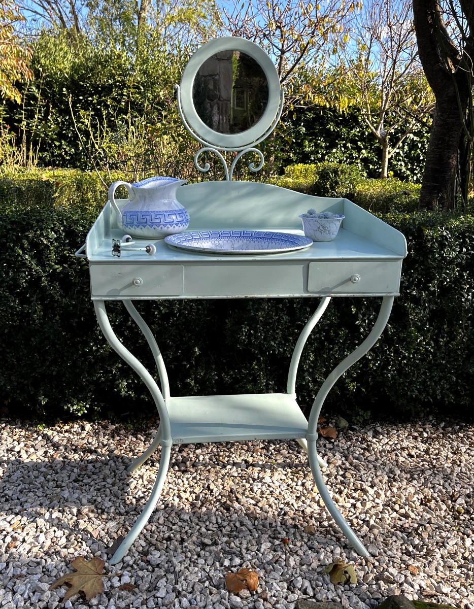 Table de toilette en métal et accessoires, époque 1900