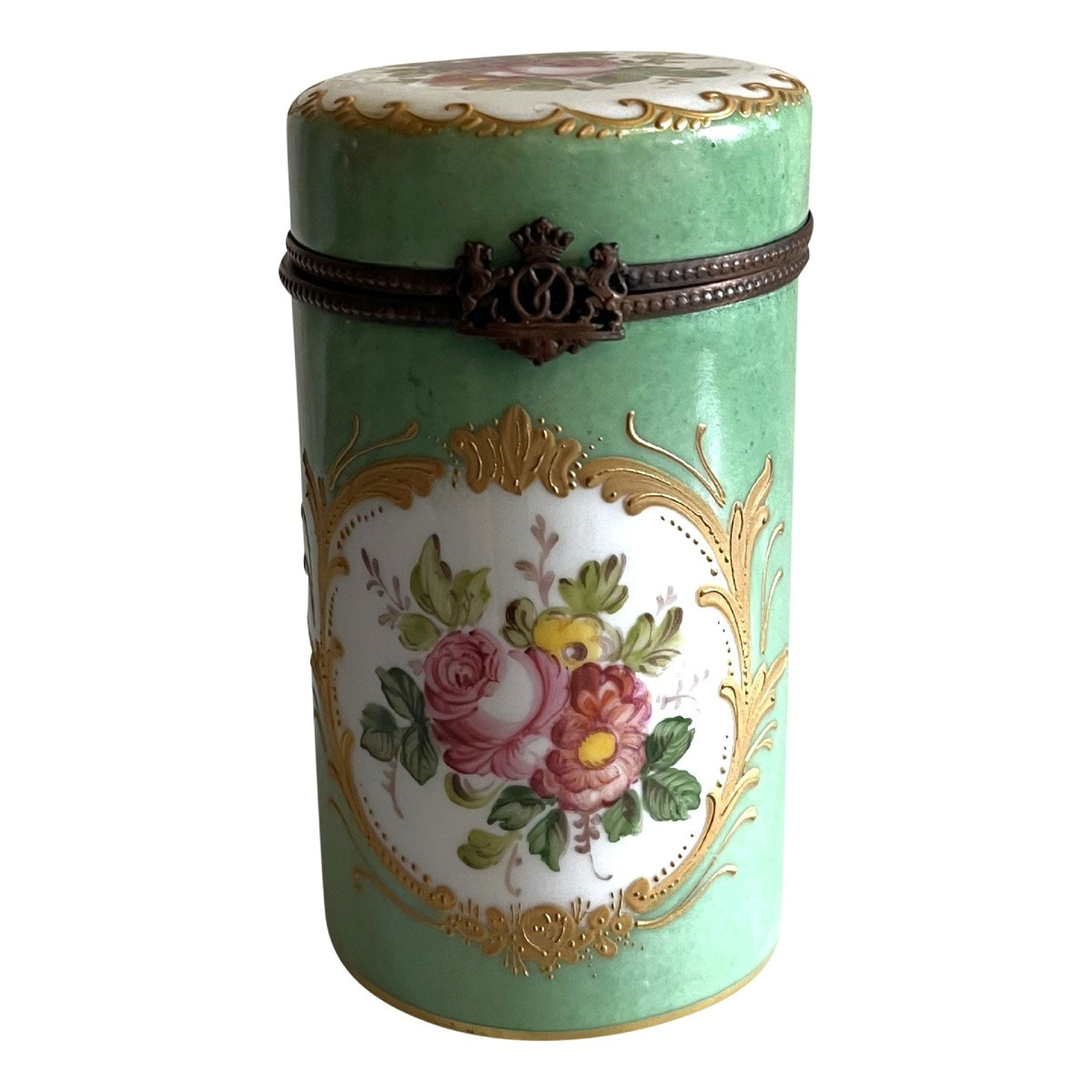 Petite boîte en porcelaine, décor main, 20ème siècle