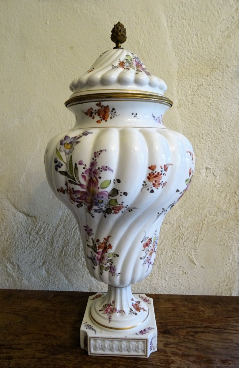 Lidded Pot, Meissen Porcelain, 19th Century.-photo-1
