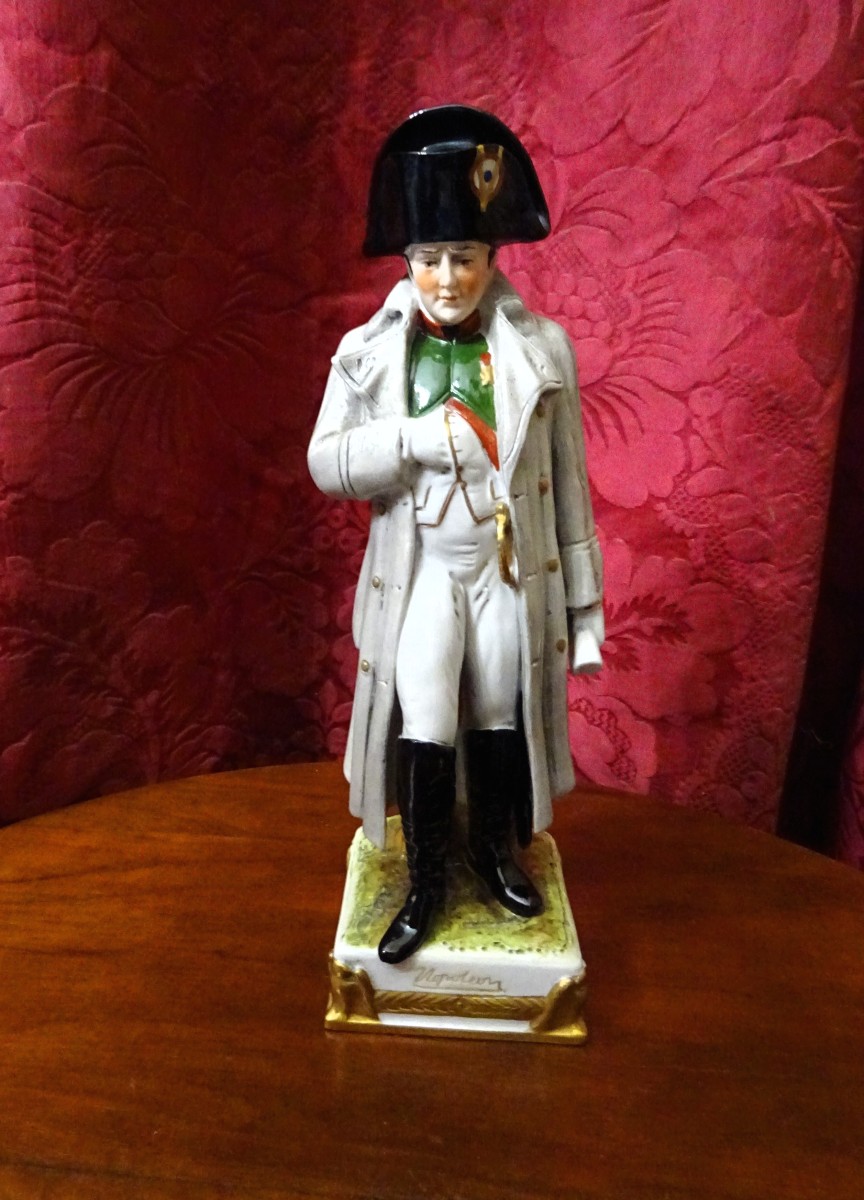 Napoléon Bonaparte, statuette en porcelaine de Saxe.